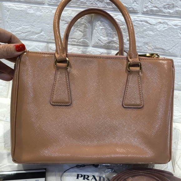 **SOLD** Prada saffiano vernice - Picture 2 of 8